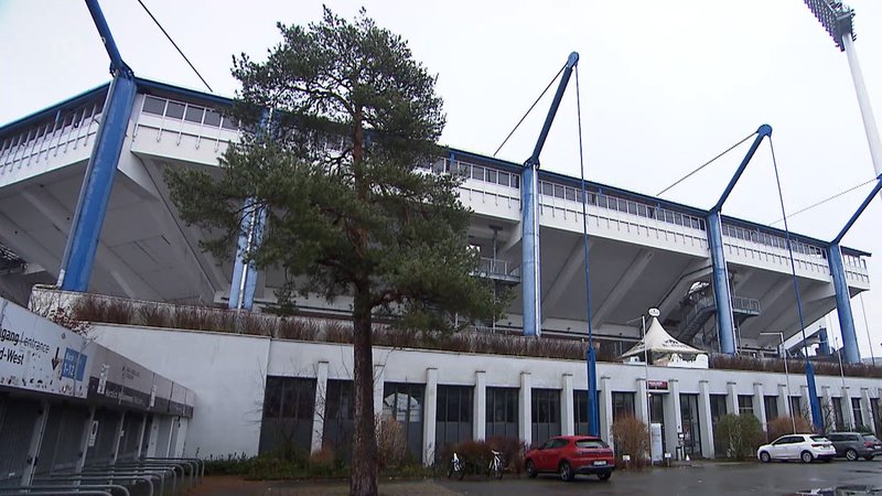 Der Umbau des Max-Morlock-Stadions in Nürnberg muss neu geplant werden. | Bild: BR Der Umbau des Max-Morlock-Stadions in Nürnberg muss neu geplant werden.