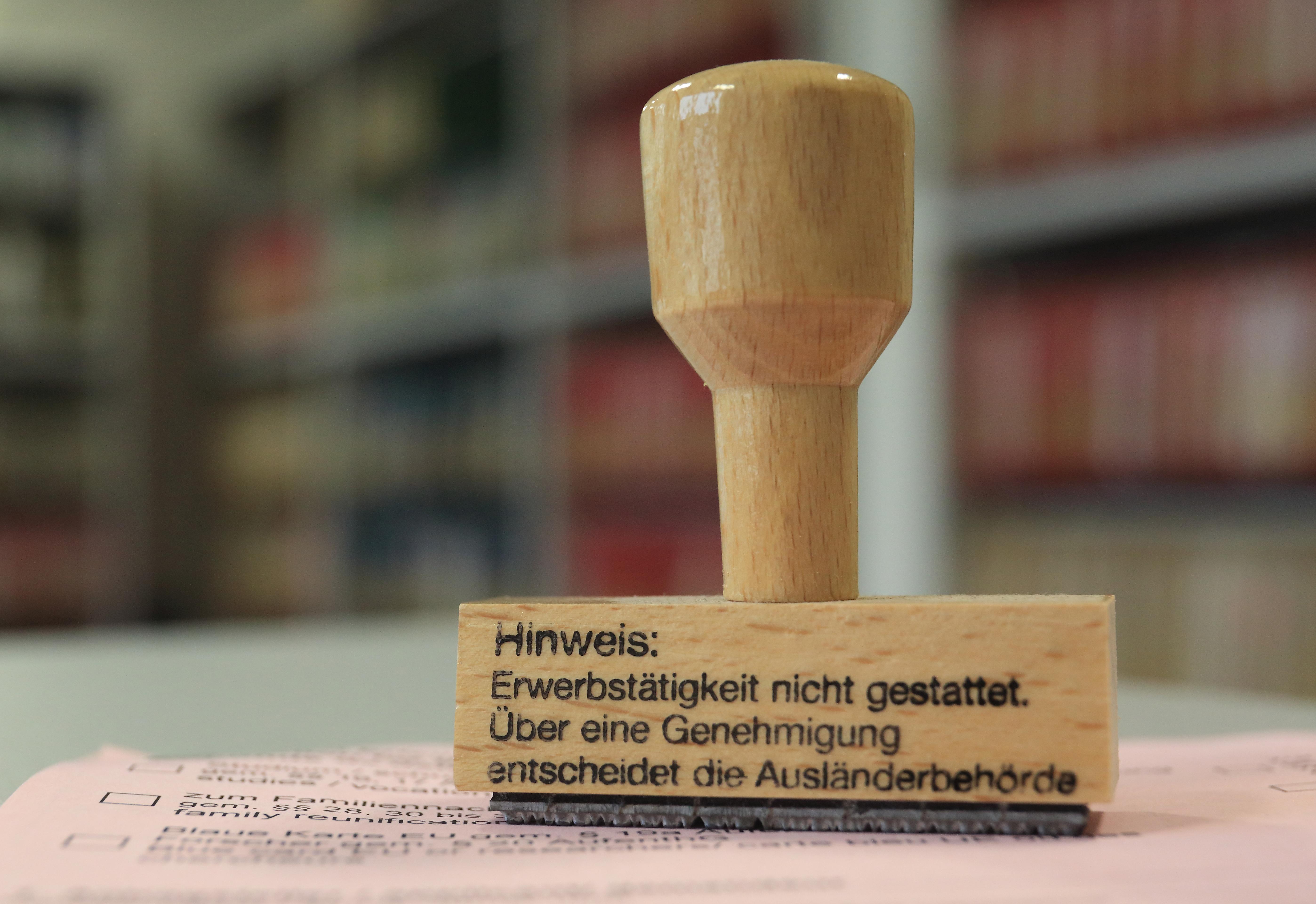 Stempel mit der Aufschrift "Hinweis: Erwerbstätigkeit nicht gestattet. Über eine Genehmigung entscheidet die Ausländerbehörde" 
