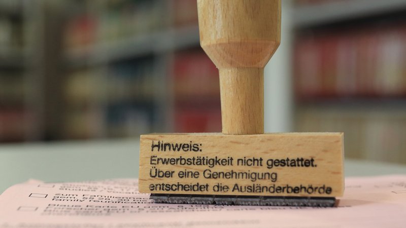 Stempel mit der Aufschrift "Hinweis: Erwerbstätigkeit nicht gestattet. Über eine Genehmigung entscheidet die Ausländerbehörde" | Bild: picture alliance / dpa | Jens Wolf Stempel mit der Aufschrift "Hinweis: Erwerbstätigkeit nicht gestattet. Über eine Genehmigung entscheidet die Ausländerbehörde"