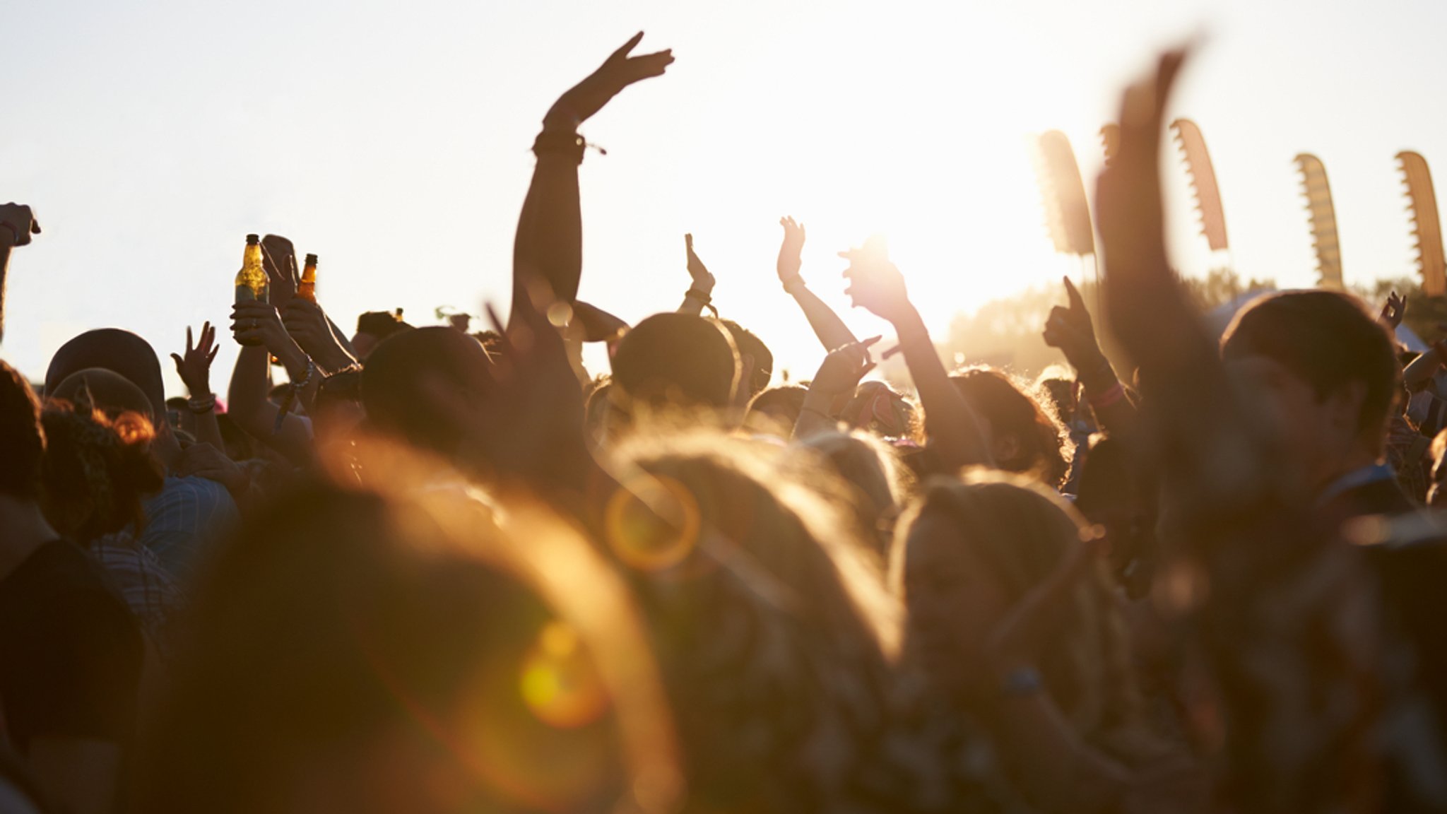Feiernde Menschenmenge mit erhobenen Händen auf einem Musikfestival. | Bild: colourbox.com/Monkey Business Images Feiernde Menschenmenge mit erhobenen Händen auf einem Musikfestival.