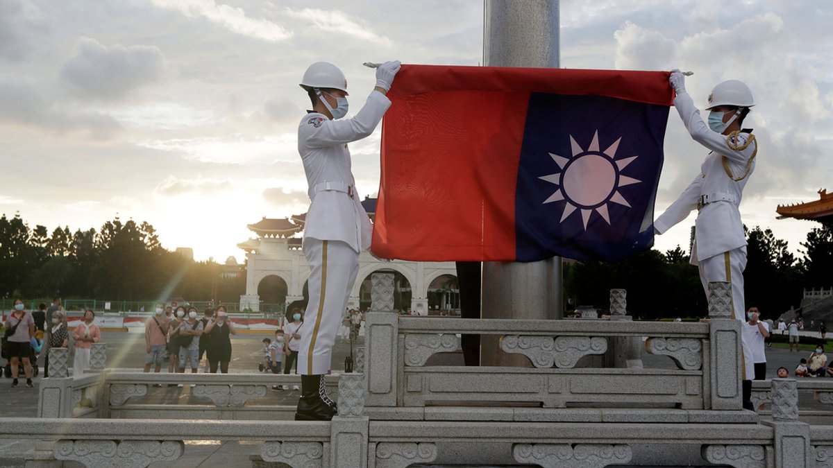 Zwei Soldaten falten die Nationalflagge während der täglichen Flaggenzeremonie auf dem Freiheitsplatz der Chiang-Kai-shek-Gedenkhalle (Archivbild).