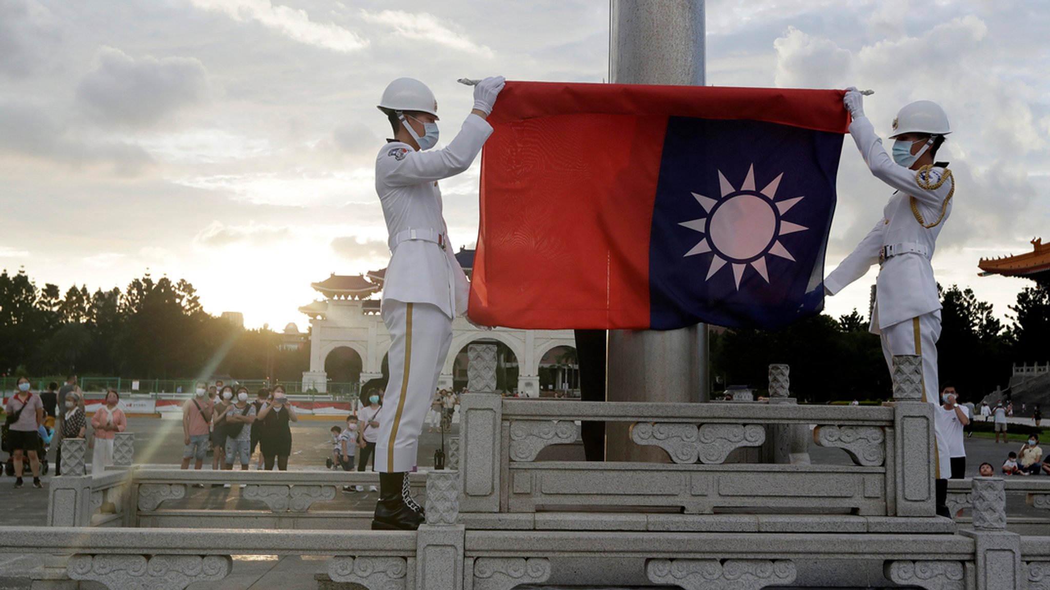 Zwei Soldaten falten die Nationalflagge während der täglichen Flaggenzeremonie auf dem Freiheitsplatz der Chiang-Kai-shek-Gedenkhalle (Archivbild).