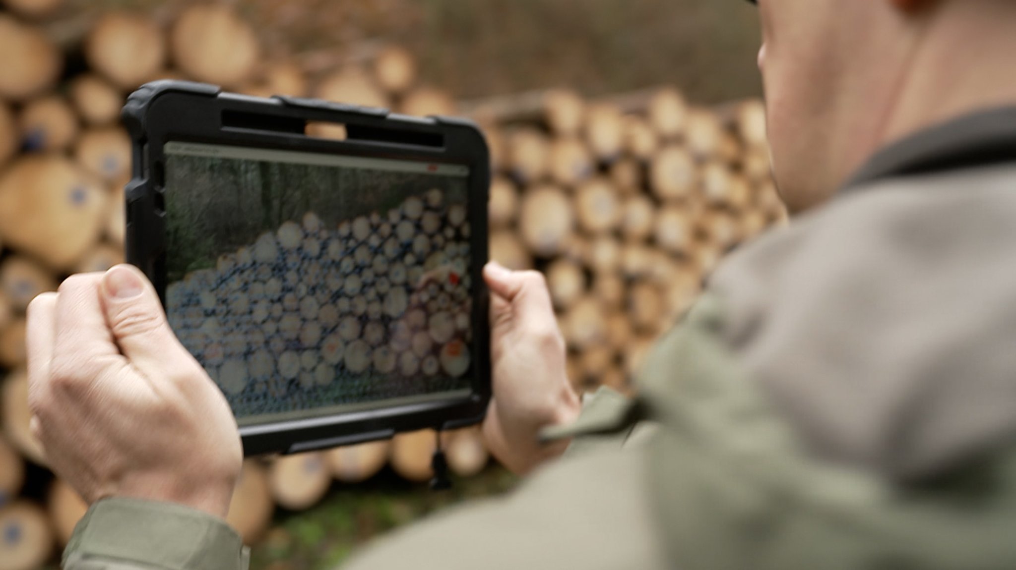 Tablet mit einer App vermisst einen Holzpolter