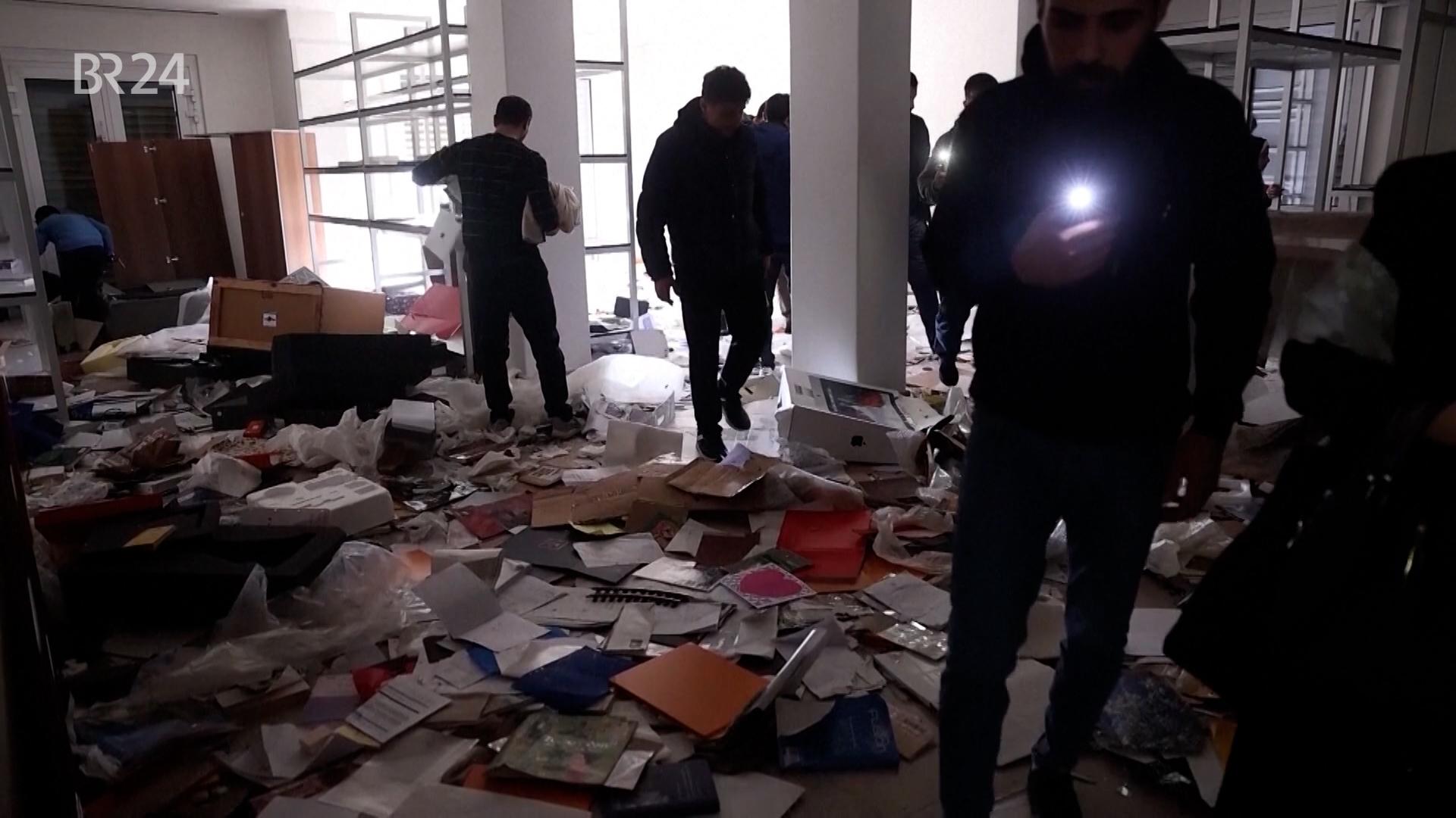 Menschen plündern Assads Residenzen in Syrien