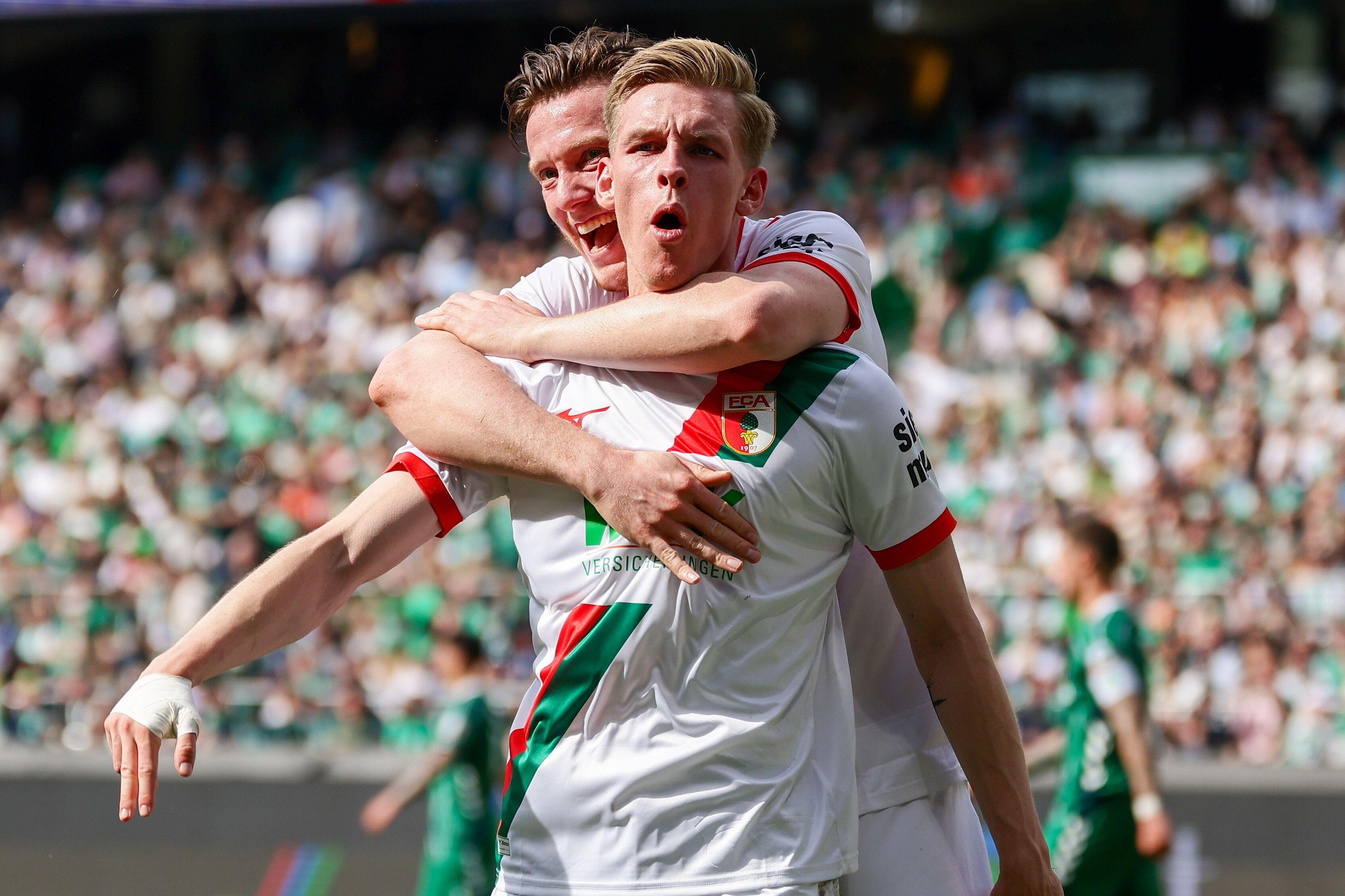 Doppelpacker Anton Kade jubelt mit Michael Gregoritsch.