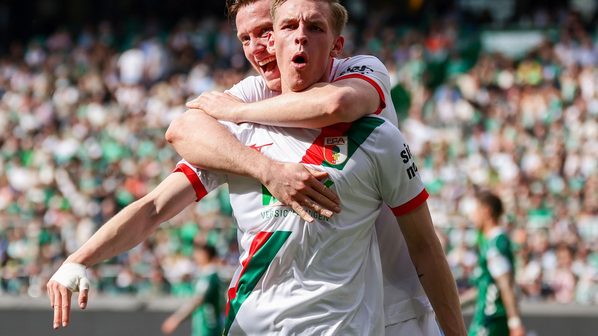 Doppelpacker Anton Kade jubelt mit Michael Gregoritsch.