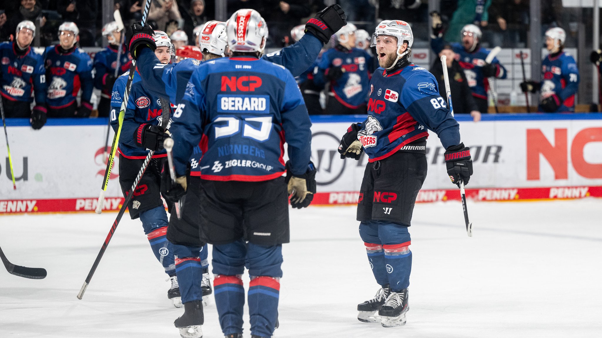 Ein jubelnder Eishockeyspieler im Stadion.