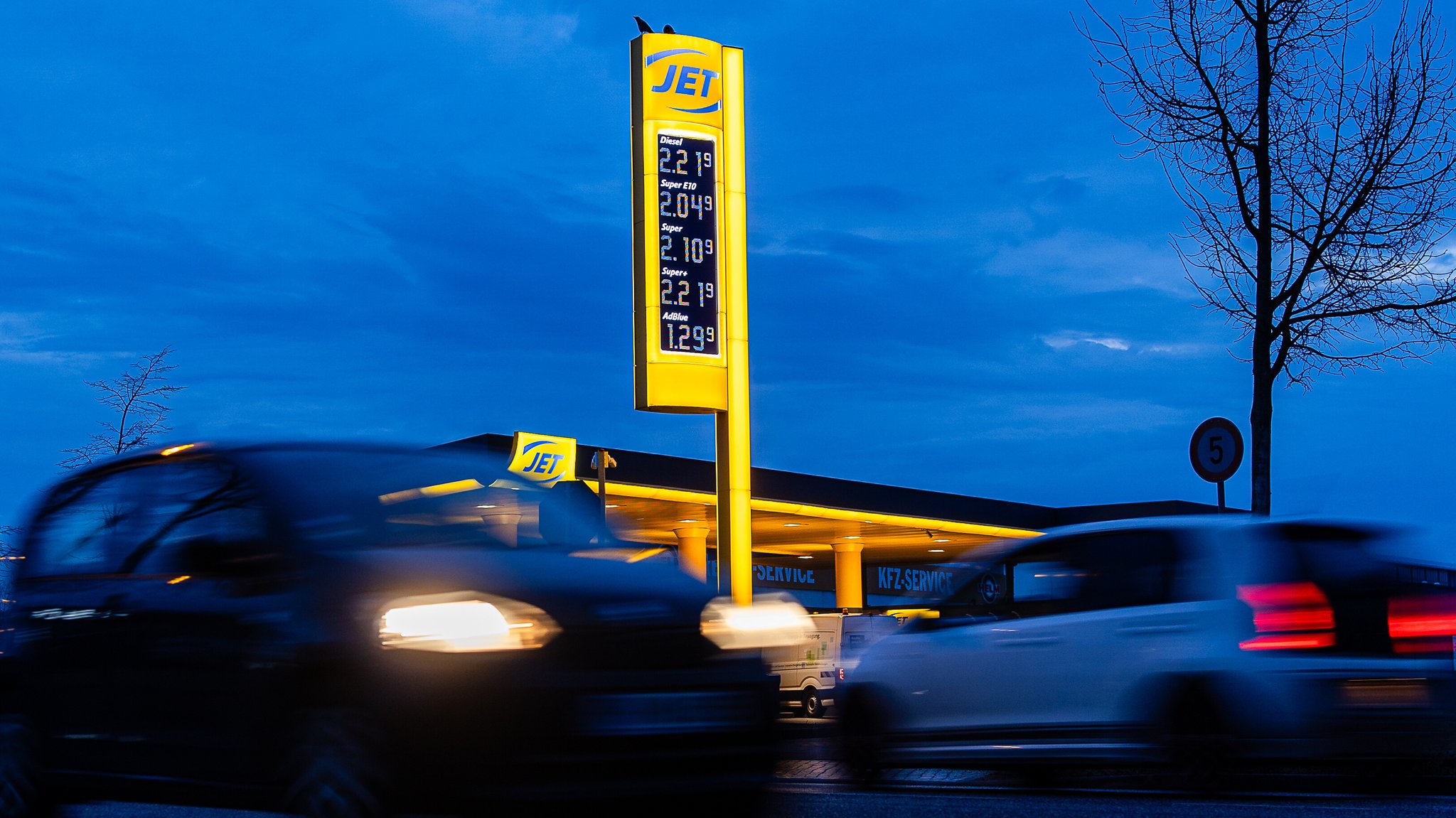  Durch den Krieg im Iran sind die Preise für Rohöl angestiegen. Seitdem steigt der Preis für Benzin und Diesel. Der Tankstellenverband befürchtet weitere Preissteigerungen.