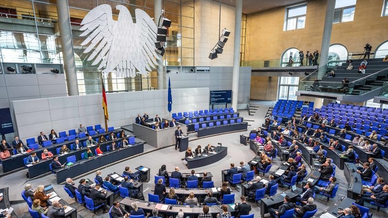 13.10.2022, Berlin: Die Abgeordneten debattieren im Plenarsaal im Deutschen Bundestag. In der Sitzung soll unter anderem über das Bürgergeld-Gesetz beraten werden. Foto: Michael Kappeler/dpa +++ dpa-Bildfunk +++