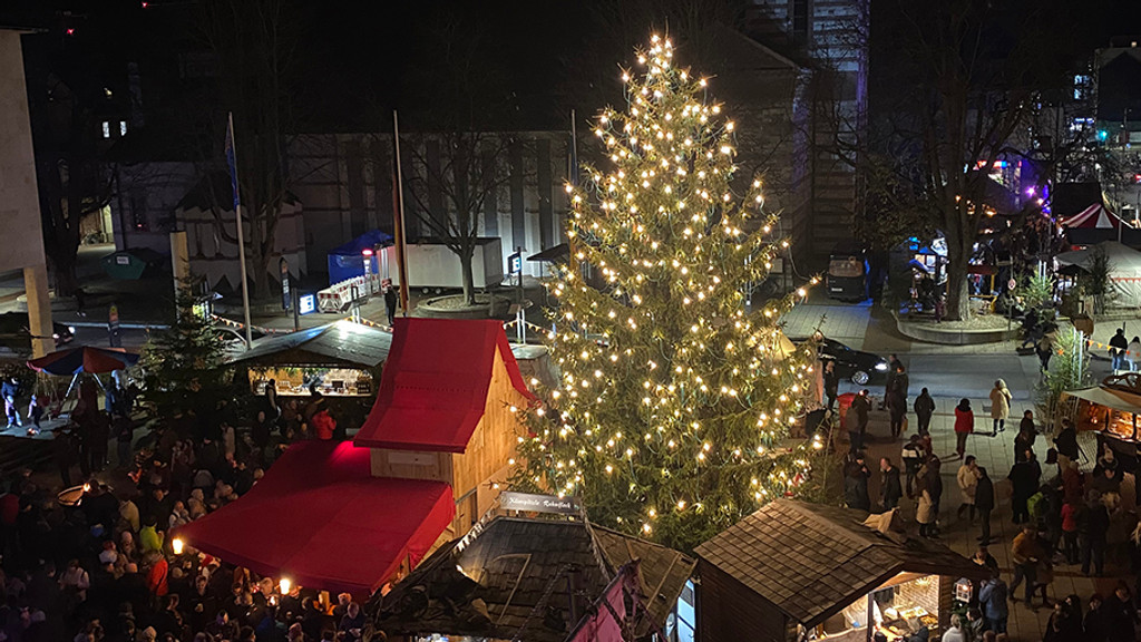 Der beleuchtete Weihnachtsbaum vor dem Rathaus in Neu-Ulm - aus Versehen an Heiligabend entfernt
