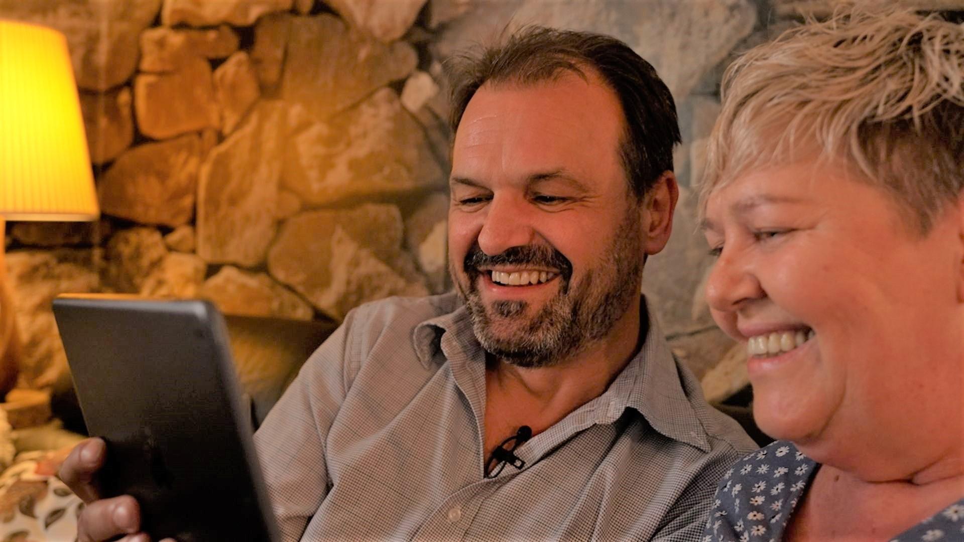 Rolf Grassler und Cordula Haberberger unterhalten sich per Videochat mit ihrem Vater, den sie nach 50 Jahren gefunden haben. 