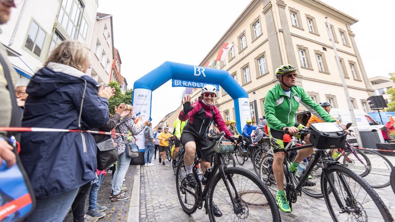 Teilnehmerinnen und Teilnehmer der BR-Radltour bei der Zieleinfahrt in Bad Neustadt | Bild: BR/Markus Konvalin Teilnehmerinnen und Teilnehmer der BR-Radltour bei der Zieleinfahrt in Bad Neustadt