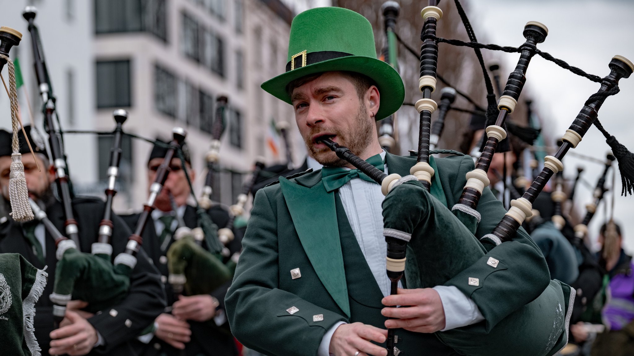 Tausende Menschen feiern den irischen St. Patrick's Day in München. Die Parade zieht am Sonntag von der Münchner Freiheit bis zum Odeonsplatz.