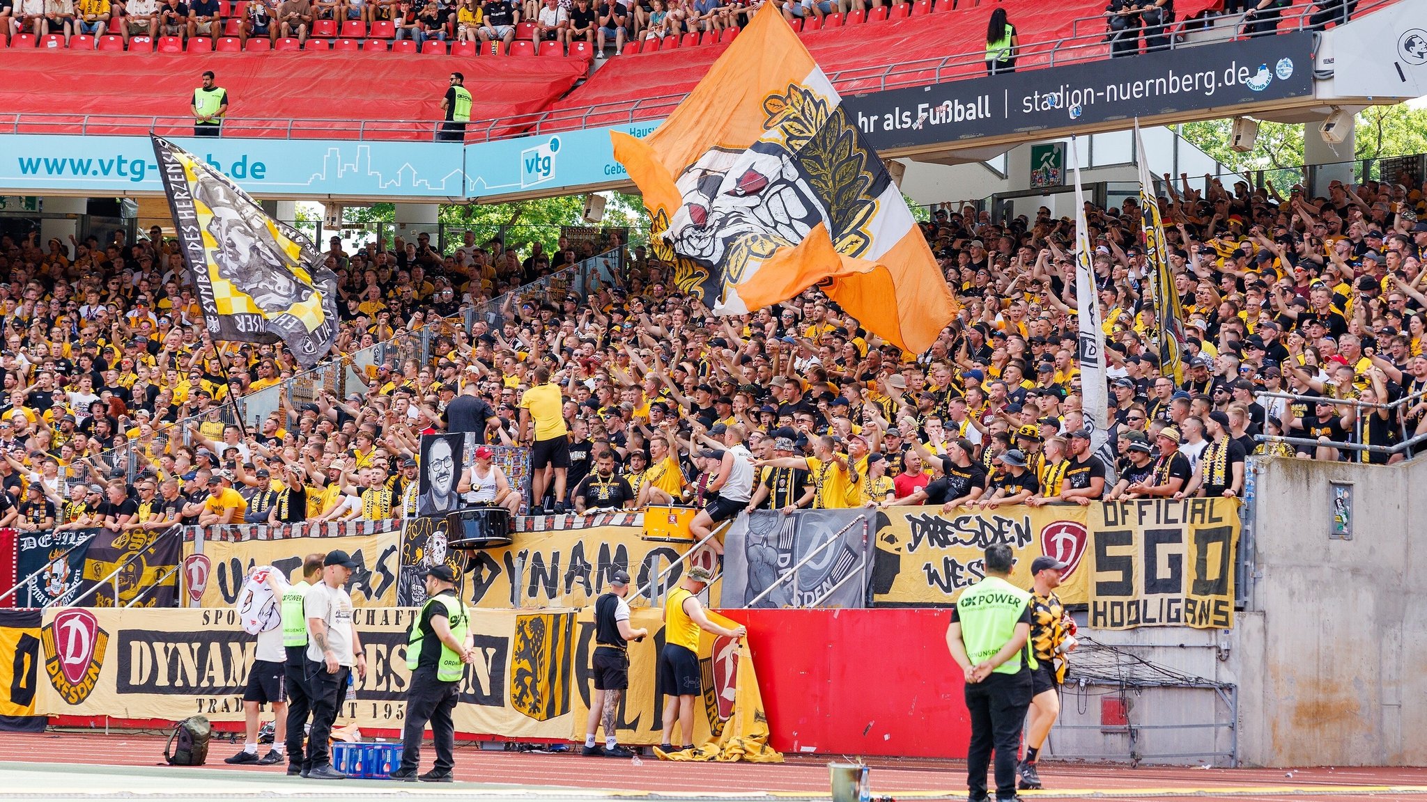 Dresden Fans in der Kurve beim Zweitligaspiel in Nürnberg gegen den 1. FCN