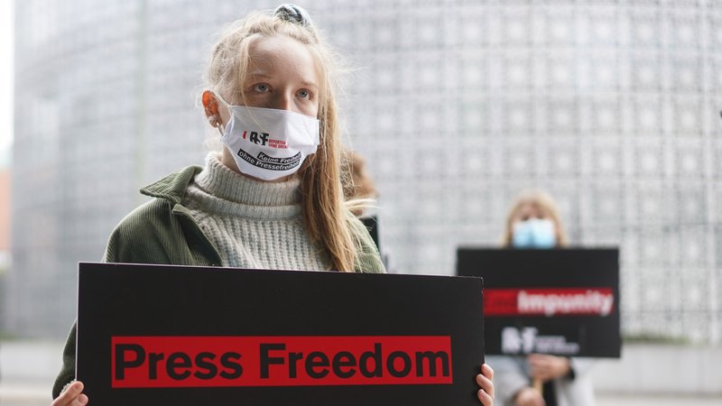 Eine Aktivistin von "Reporter ohne Grenzen" bei einer Demo im Berlin. 