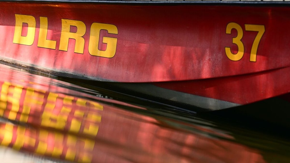 Auto versinkt in eisigem Wasser - Glück im Unglück