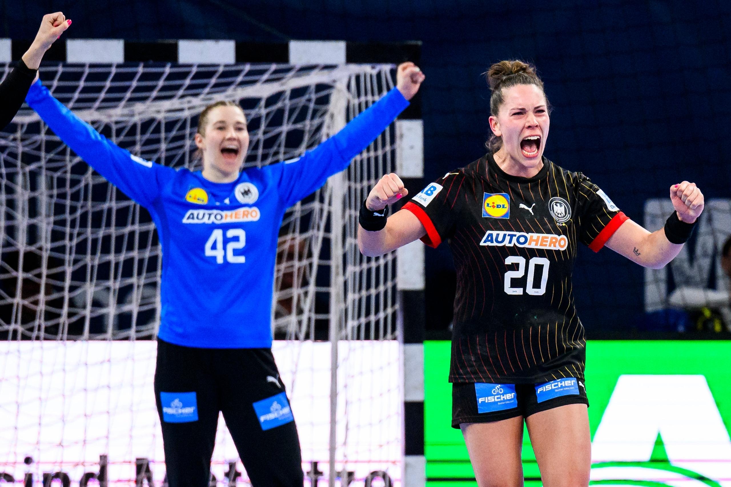 11.04.2024, Bayern, Neu-Ulm: Handball, Frauen, Olympia-Qualifikation, Turnier 3, 1. Spieltag, Deutschland - Slowenien, ratiopharm arena: Deutschlands Torhüterin Katharina Filter (l) und Deutschlands Emily Bölk (r) jubeln. Foto: Tom Weller/dpa +++ dpa-Bildfunk +++