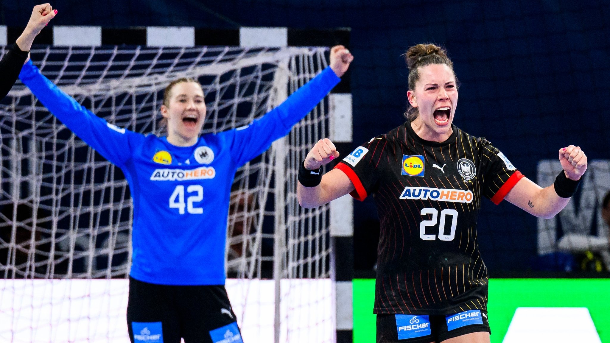 11.04.2024, Bayern, Neu-Ulm: Handball, Frauen, Olympia-Qualifikation, Turnier 3, 1. Spieltag, Deutschland - Slowenien, ratiopharm arena: Deutschlands Torhüterin Katharina Filter (l) und Deutschlands Emily Bölk (r) jubeln. Foto: Tom Weller/dpa +++ dpa-Bildfunk +++