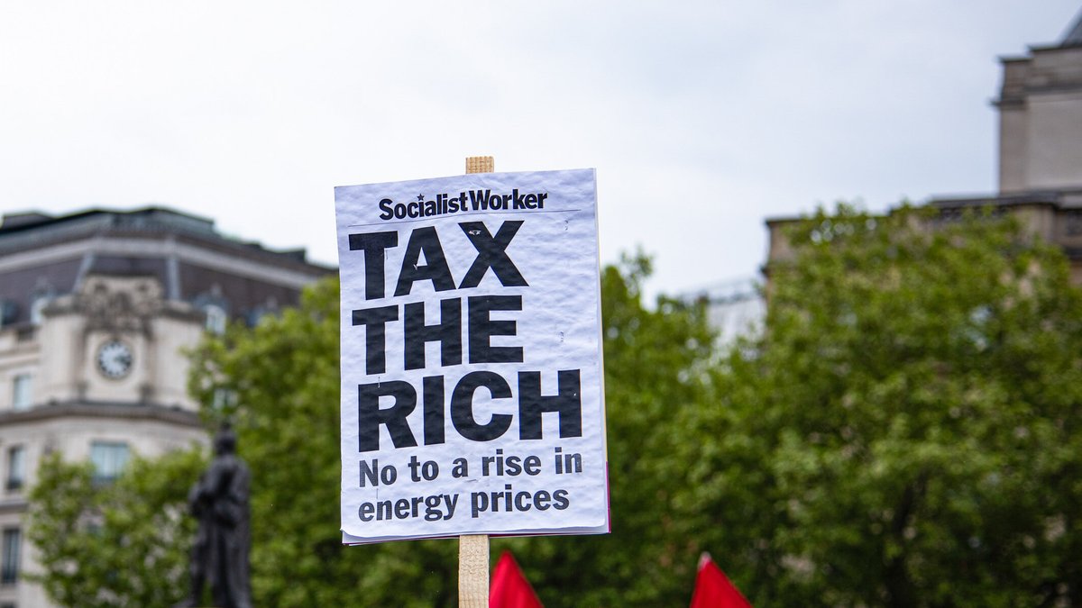 Symbolbild: Plakat mit der Aufschrift "Tax the rich"