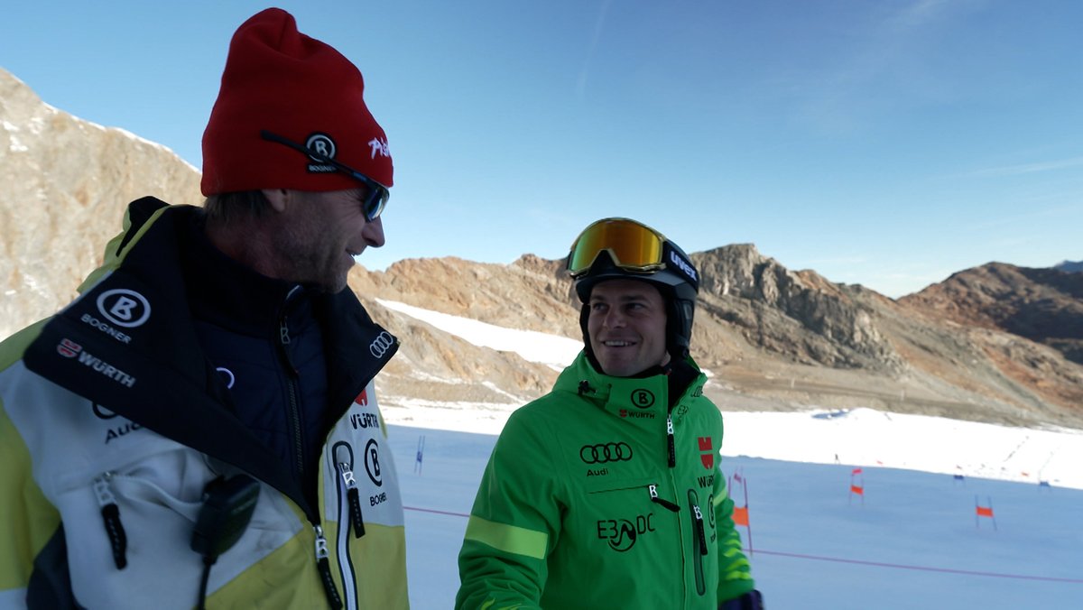 Alexander Schmid (rechts) im Gespräch mit Trainer Bernd Brunner