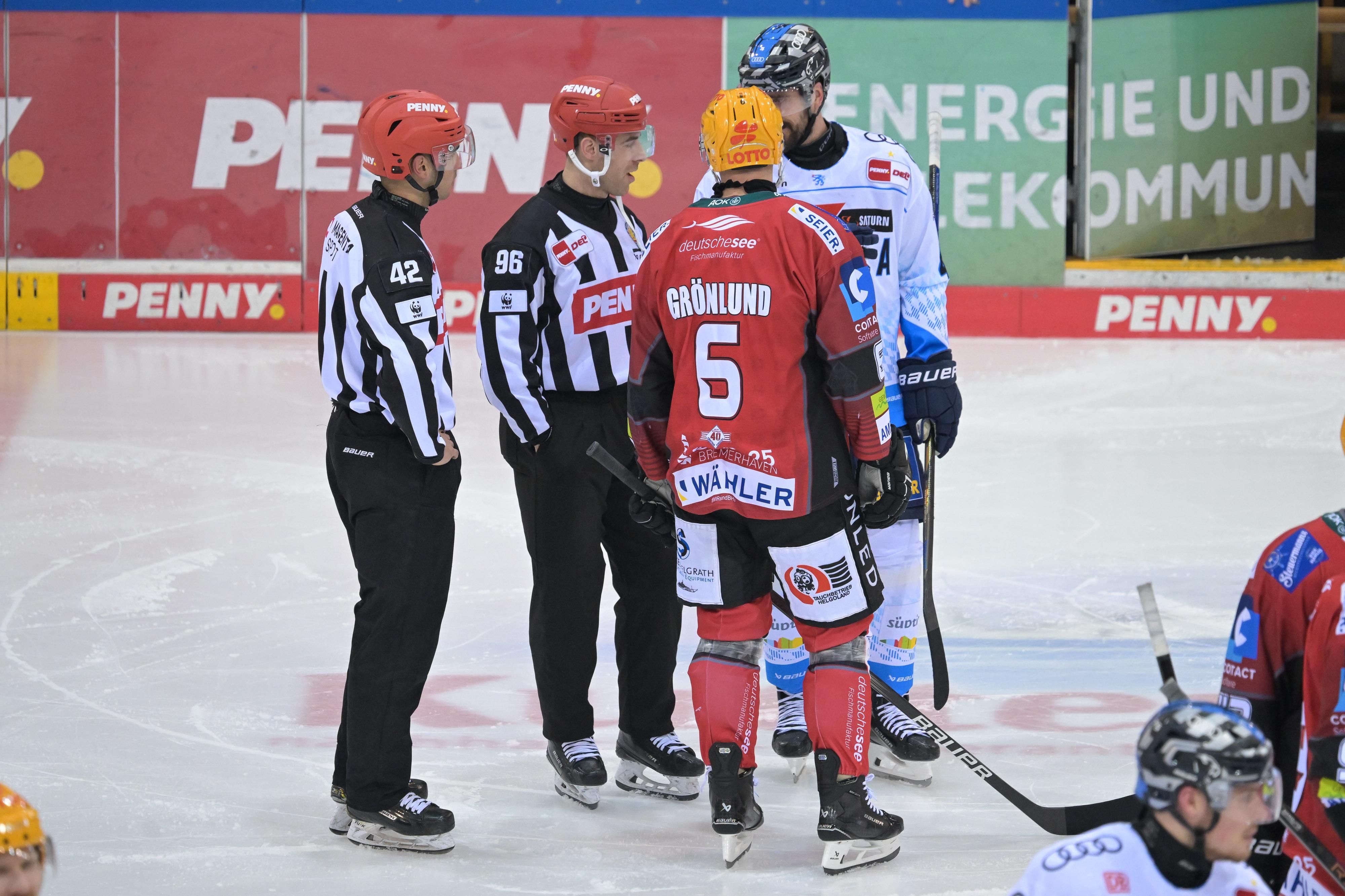 Der Schiedsrichter informiert die Spieler über den Abbruch des Spiels Bremerhaven - ERC Ingolstadt