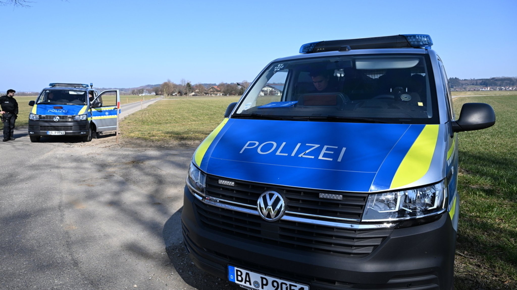 Polizeifahrzeuge stehen in der Nähe eines landwirtschaftlichen Betriebs. In einem landwirtschaftlichen Großbetrieb im Allgäu sollen erneut Rinder misshandelt worden sein. Staatsanwaltschaft und Polizei durchsuchten nach eigenen Angaben unterschiedliche Standorte des Milchviehbetriebs.