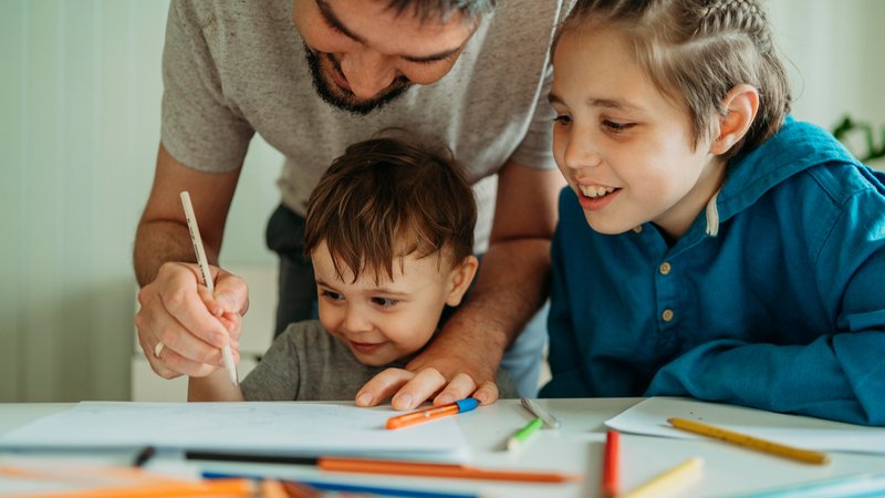 Vater mit seinen beiden Kindern. | Bild: picture alliance / Westend61 | Anastasiya Amraeva Vater mit seinen beiden Kindern.