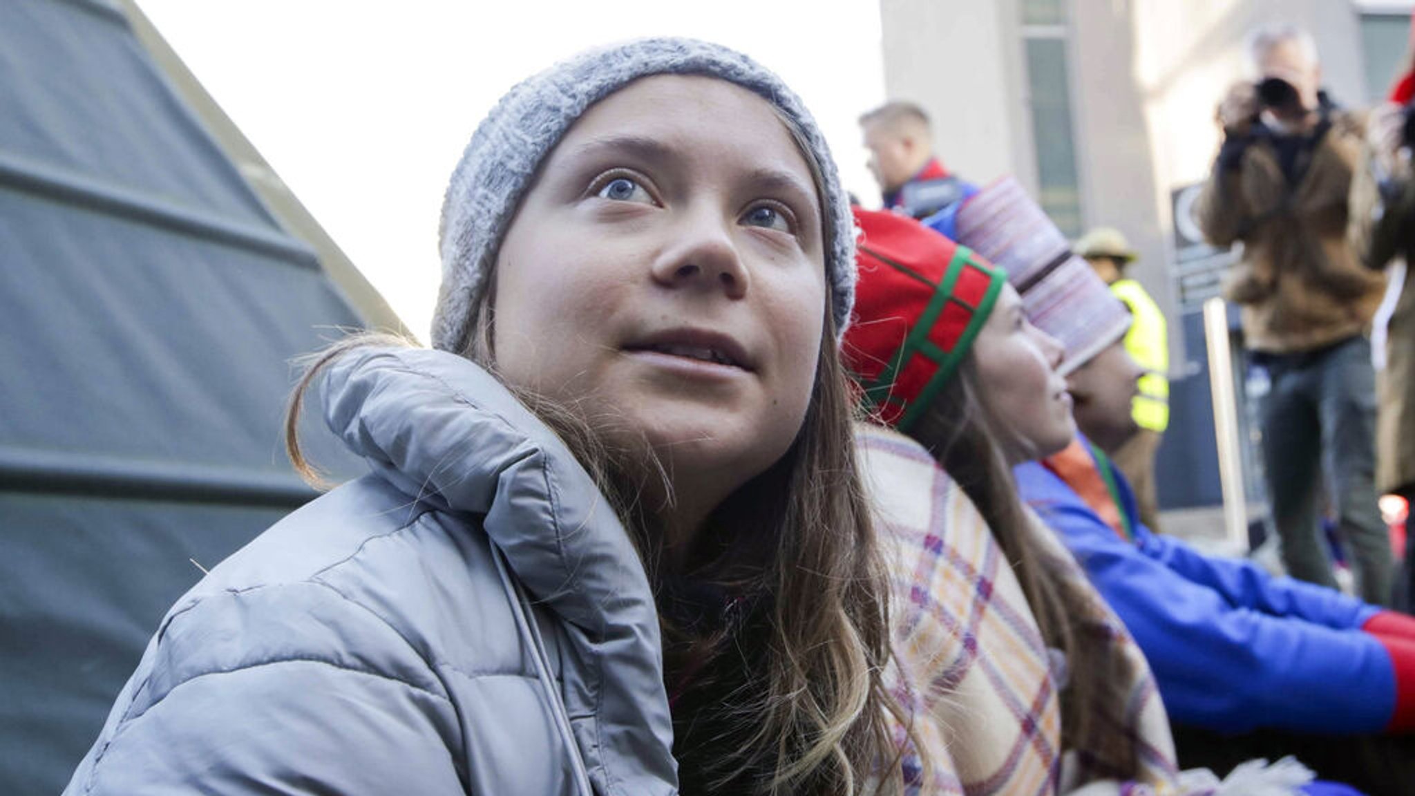 12.10.2023, Norwegen, Oslo: Greta Thunberg, Klimaaktivistin aus Schweden, sitzt zusammen mit Aktivistinnen in traditioneller samischer Kleidung. Foto: Emilie Holtet/NTB Scanpix/AP/dpa +++ dpa-Bildfunk +++