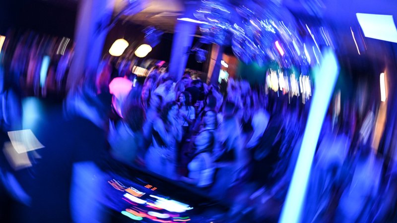 Viele junge Menschen tanzen in einer Disco