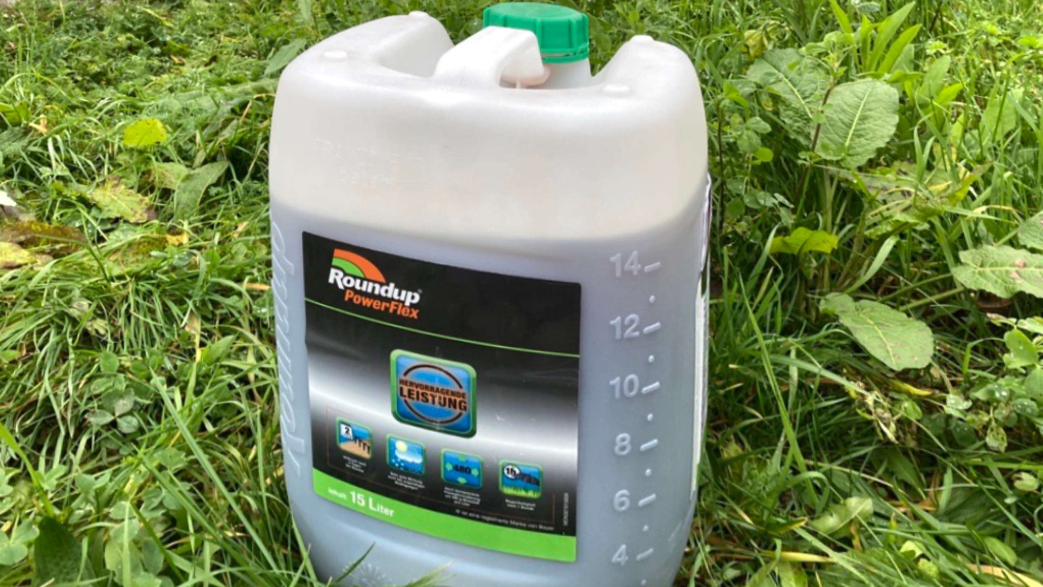 Ein 15-Liter-Kanister mit einem wasserlöslichen Glyphosat-Konzentrat | Bild: BR Ein 15-Liter-Kanister mit einem wasserlöslichen Glyphosat-Konzentrat