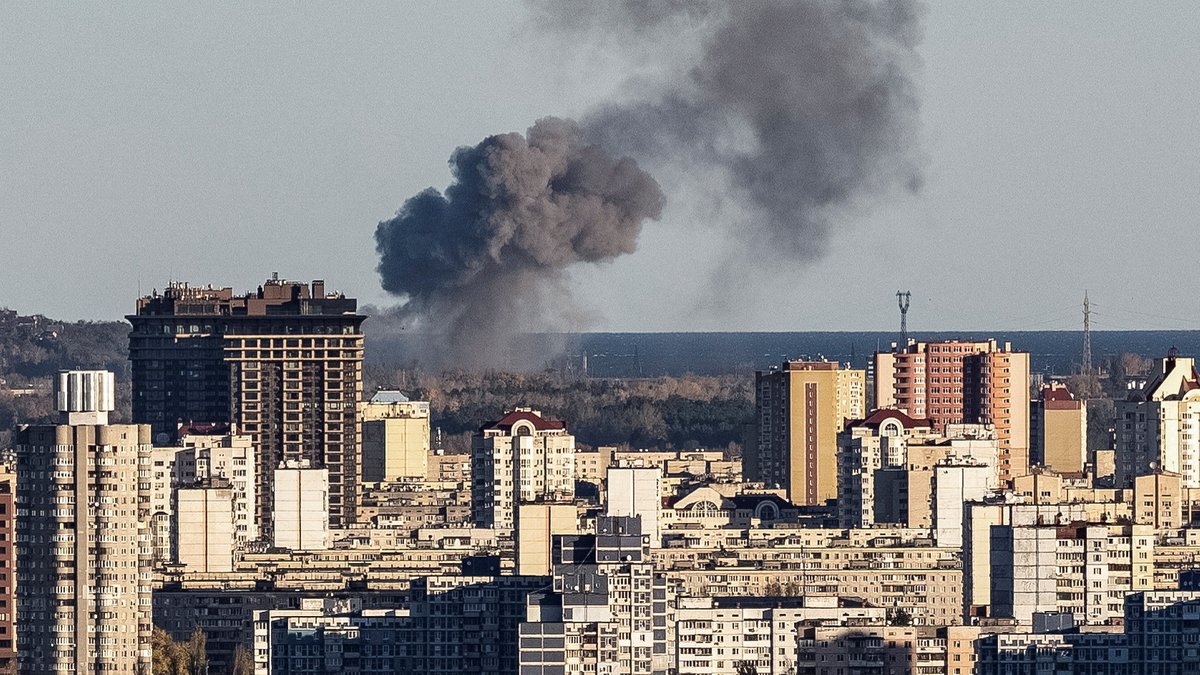 Rauch steigt auf am Stadtrand der ukrainischen Hauptstadt Kiew am 31.10.2022