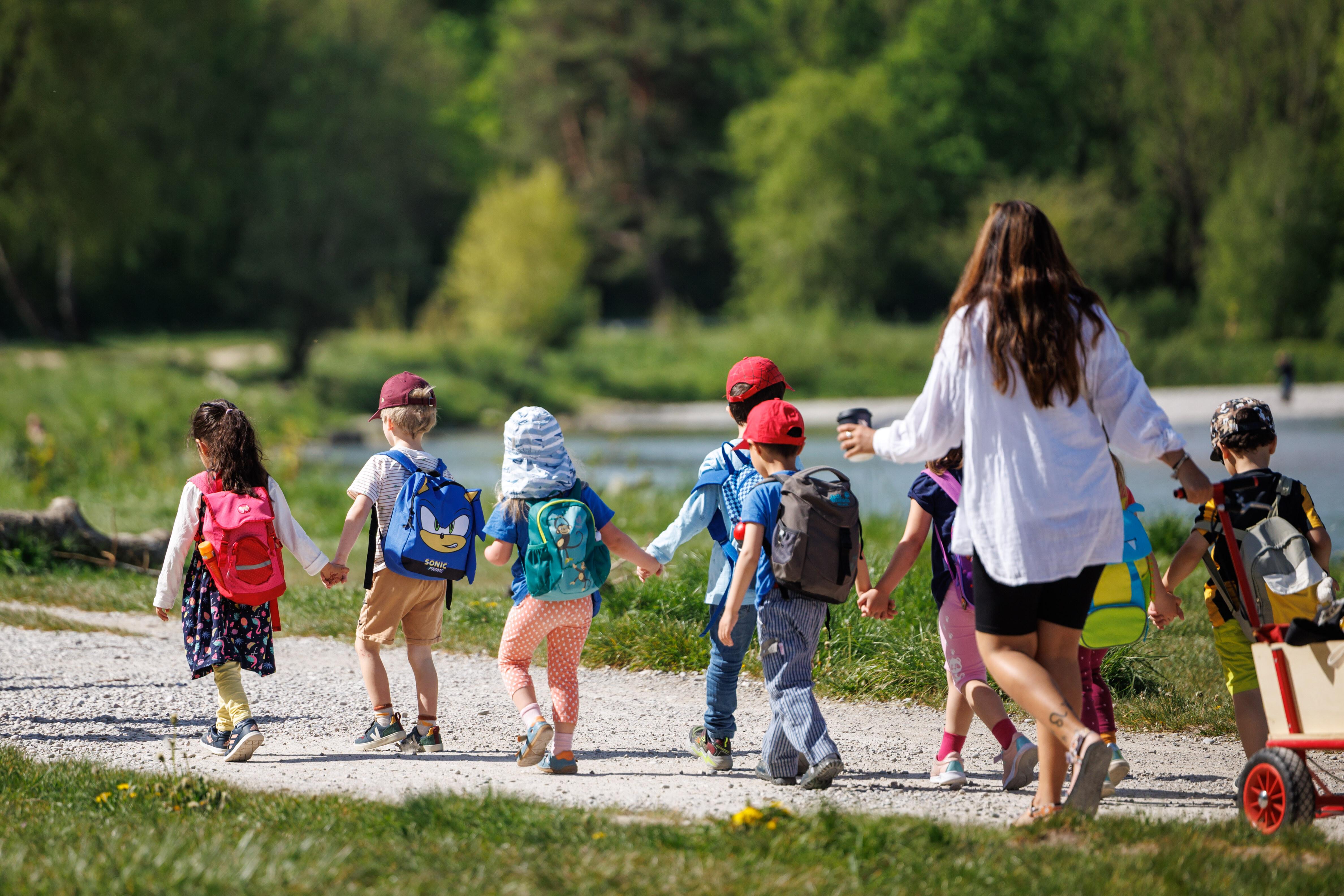 Eine Kindergartengruppe geht am 30.04.2024 an der Isar in München (Bayern) entlang.