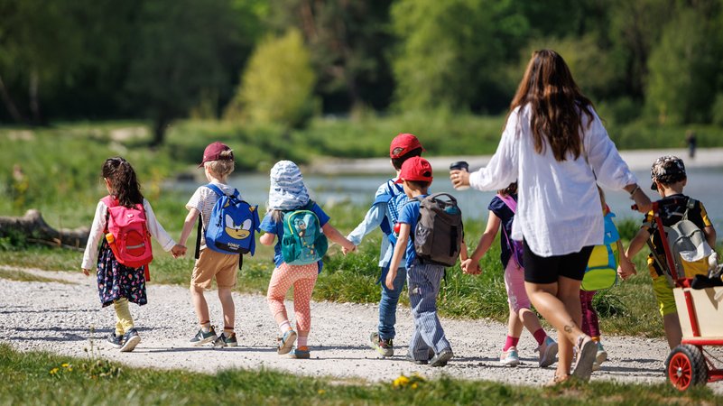 Eine Kindergartengruppe geht am 30.04.2024 an der Isar in München (Bayern) entlang. | Bild: picture alliance / dpa | Matthias Balk Eine Kindergartengruppe geht am 30.04.2024 an der Isar in München (Bayern) entlang.