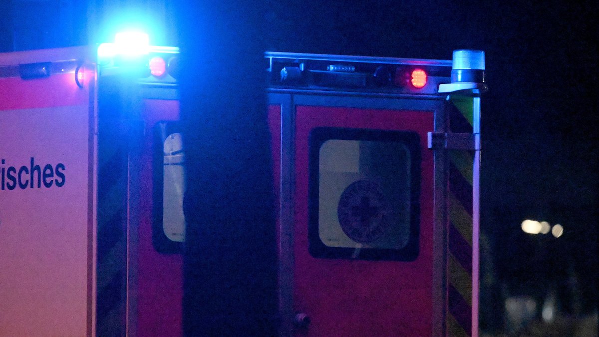 Rettungswagen mit Blaulicht bei Nacht (Archivbild)