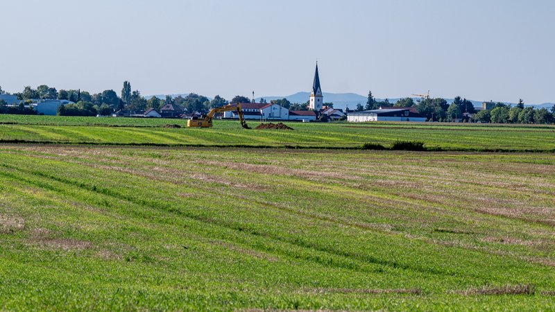 Ein Feld zwischen Irlbach und Straßkirchen, im Hintergrund die Pfarrkirche St. Stephanus in Straßkirchen. BMW will hier ein Werk bauen.