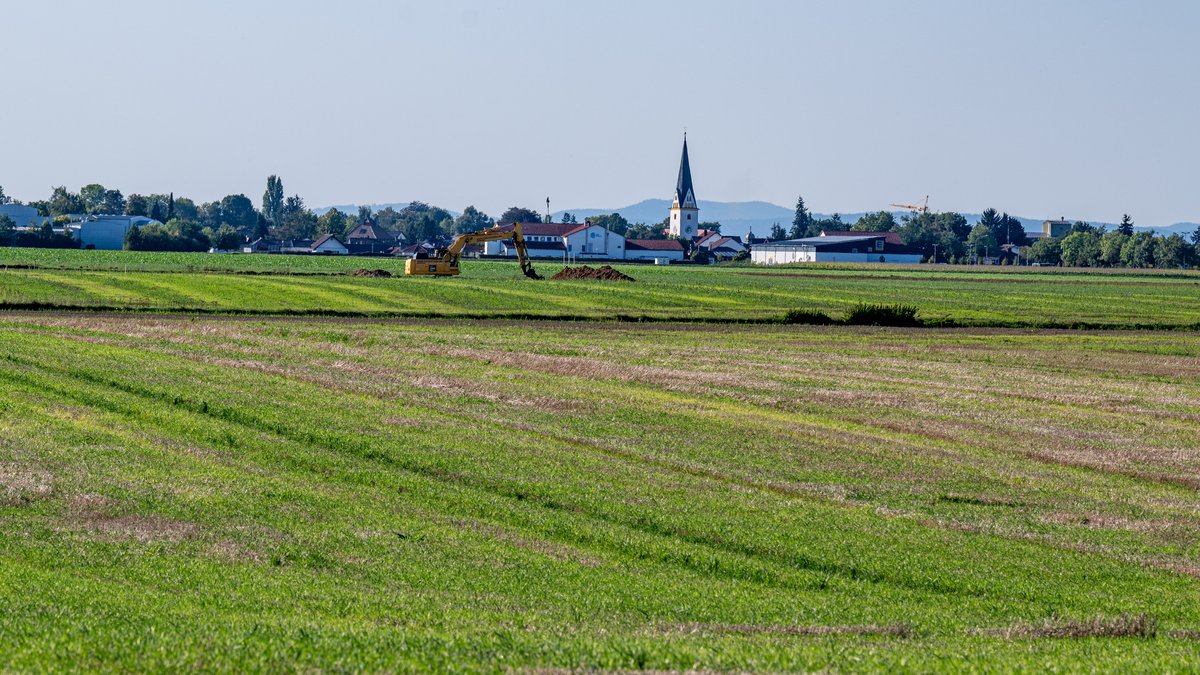 Ein Feld zwischen Irlbach und Straßkirchen, im Hintergrund die Pfarrkirche St. Stephanus in Straßkirchen. BMW will hier ein Werk bauen.