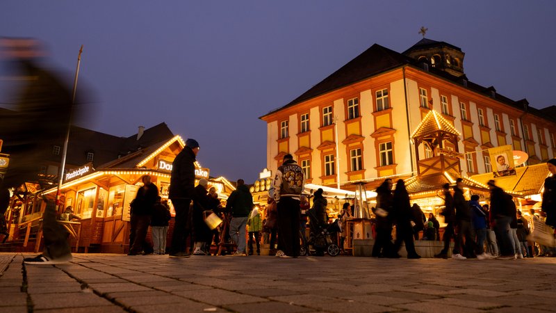 Menschen tummeln sich im Bayreuther Winterdorf. Die Stadt hat als Klimaschutzmaßnahme ihre Weihnachtsbeleuchtung auf LED umgerüstet. | Bild: picture alliance/dpa | Pia Bayer Menschen tummeln sich im Bayreuther Winterdorf. Die Stadt hat als Klimaschutzmaßnahme ihre Weihnachtsbeleuchtung auf LED umgerüstet.