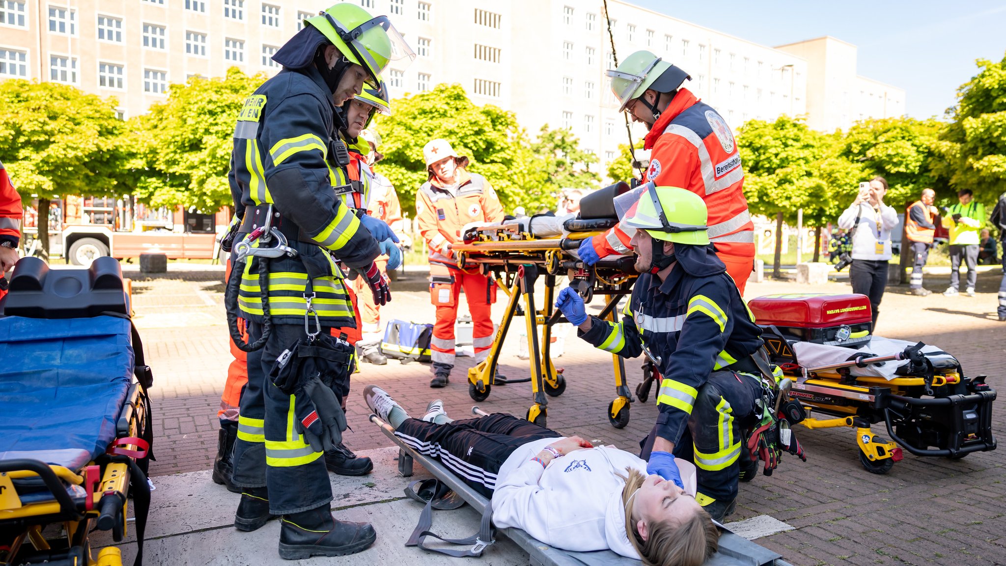 Einsatzkräfte der Feuerwehr und Rettungssanitäter versorgen im Rahmen der Katastrophenschutzübung "Löwenzahn" Verletzte (Komparsen)