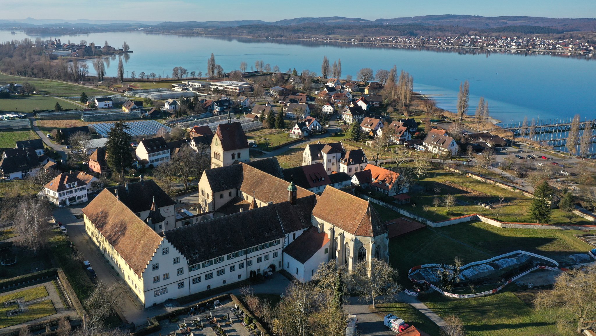 Das Kloster Reichenau wird von der Abendsonne angestrahlt.