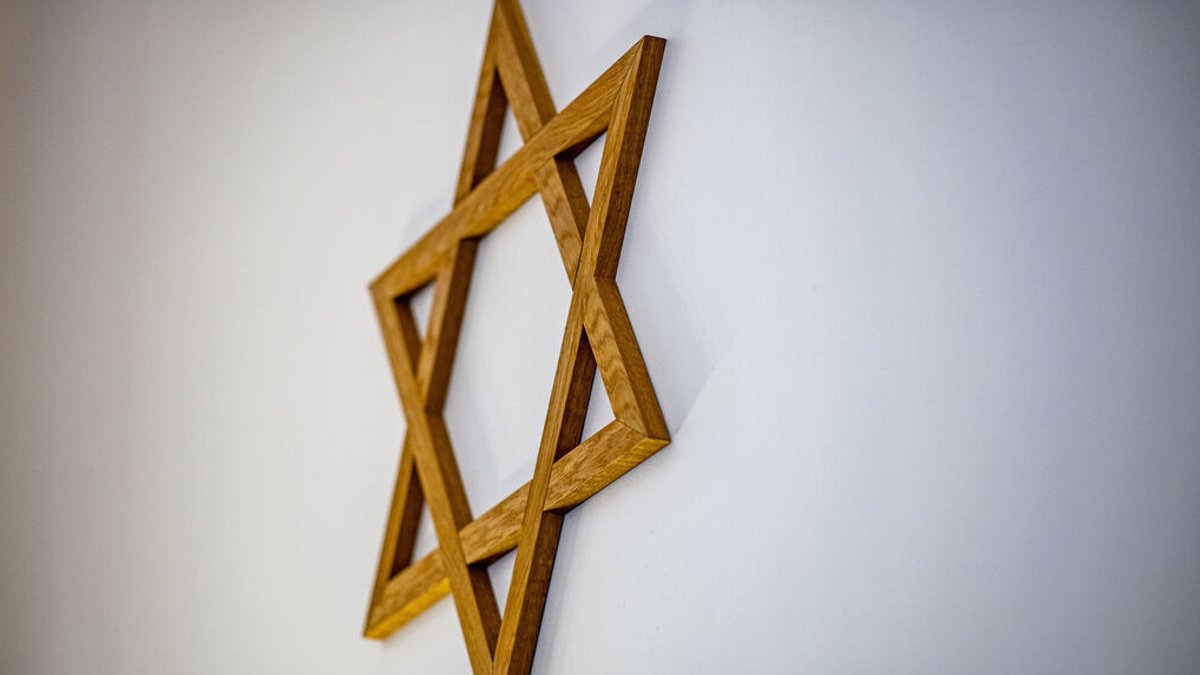 ARCHIV - 08.11.2021, Nordrhein-Westfalen, Gelsenkirchen: Ein Davidstern hängt an einer Wand im Gebetsraum einer Synagoge.
