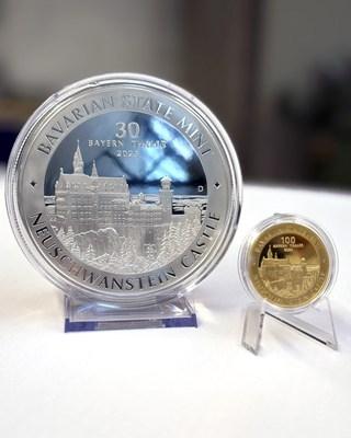 Eine Gold- eine Silbermünze mit Schloss Neuschwanstein