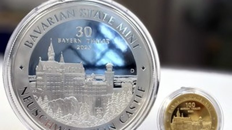 Eine Gold- eine Silbermünze mit Schloss Neuschwanstein | Bild: Bayerischer Finanzministerium Eine Gold- eine Silbermünze mit Schloss Neuschwanstein