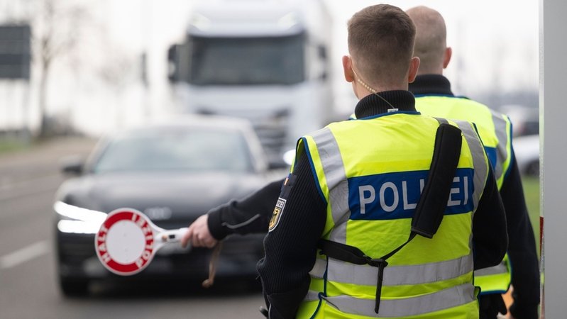 Einsatzkräfte der Bundespolizei führen eine Grenzkontrolle durch. | Bild: dpa-Bildfunk/Marijan Murat Einsatzkräfte der Bundespolizei führen eine Grenzkontrolle durch.