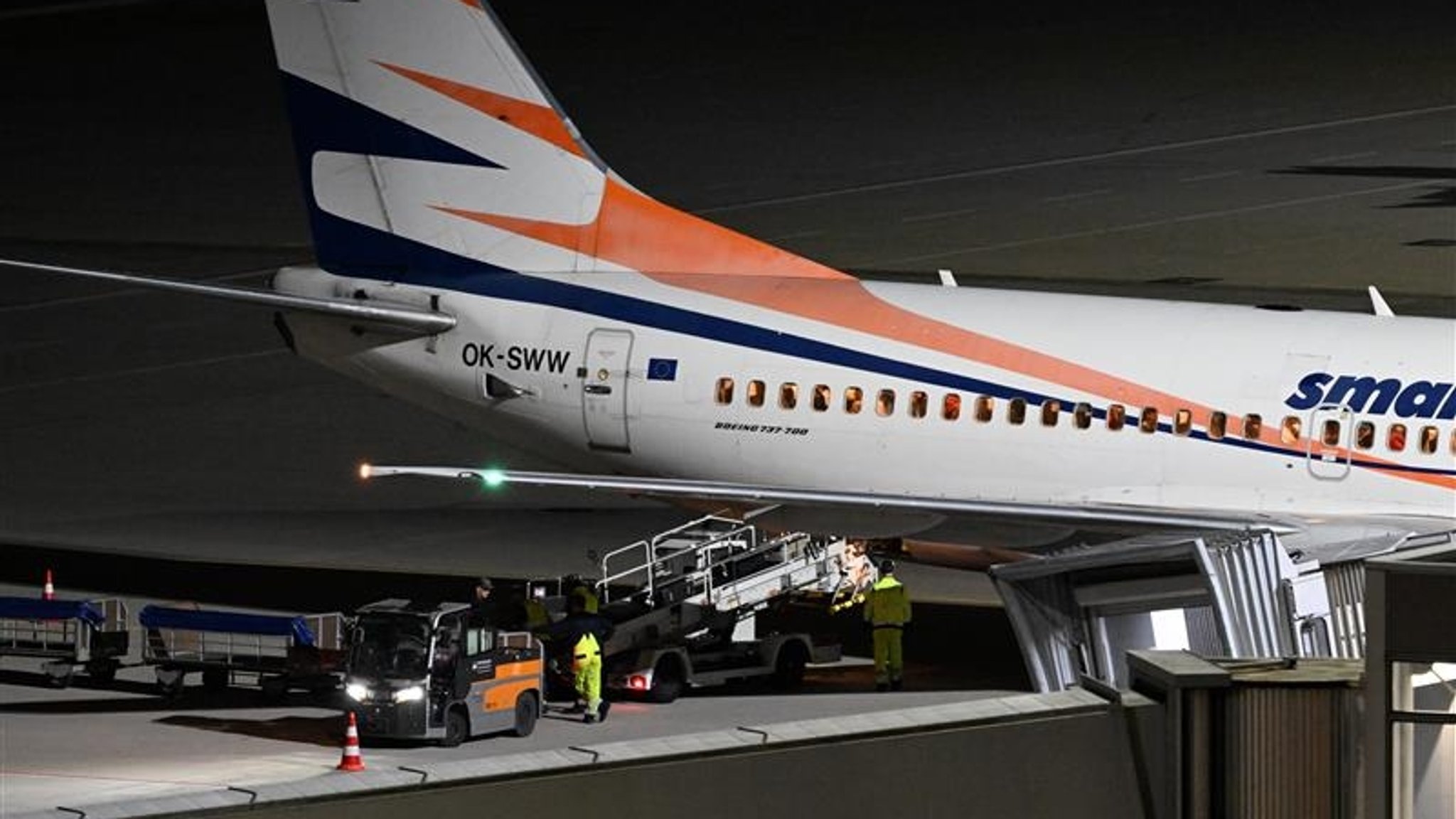 Ein Flugzeug landet auf dem Flughafen Leipzig/Halle. Mit der Maschine sind auch ehemalige Ortskräfte deutscher Institutionen aus Afghanistan in Leipzig gelandet. | Bild: picture alliance/dpa | Hendrik Schmidt Ein Flugzeug landet auf dem Flughafen Leipzig/Halle. Mit der Maschine sind auch ehemalige Ortskräfte deutscher Institutionen aus Afghanistan in Leipzig gelandet.