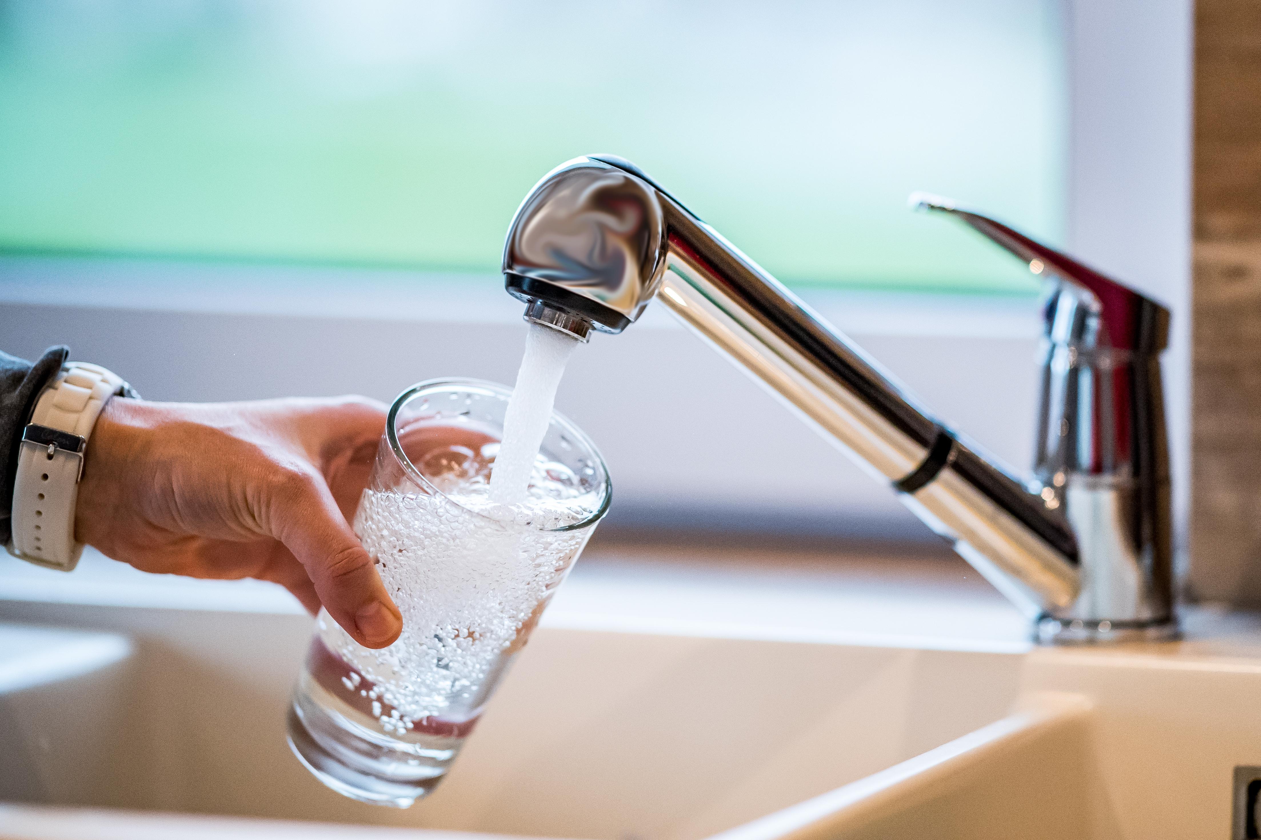 Wasserglas unter einem Wasserhahn