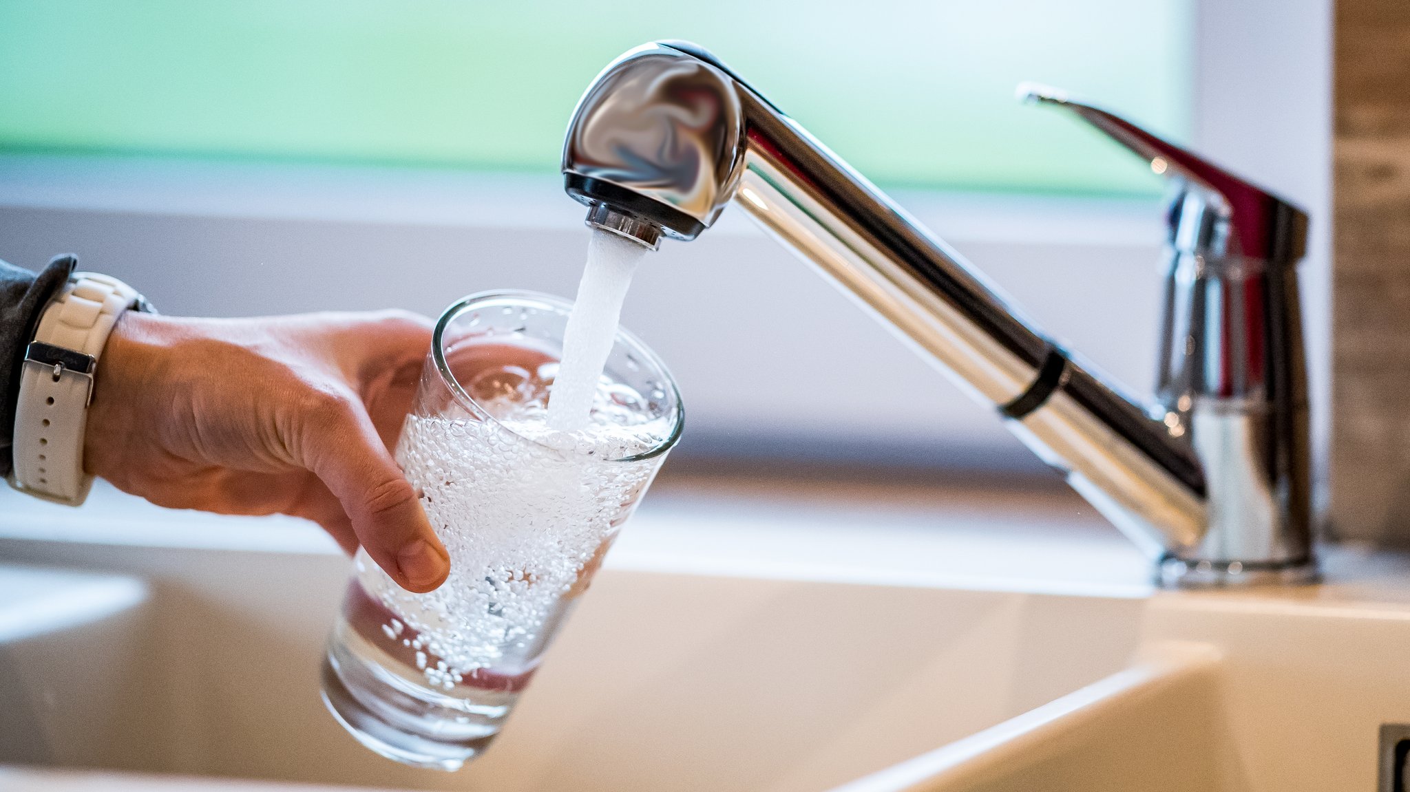 Wasserglas unter einem Wasserhahn