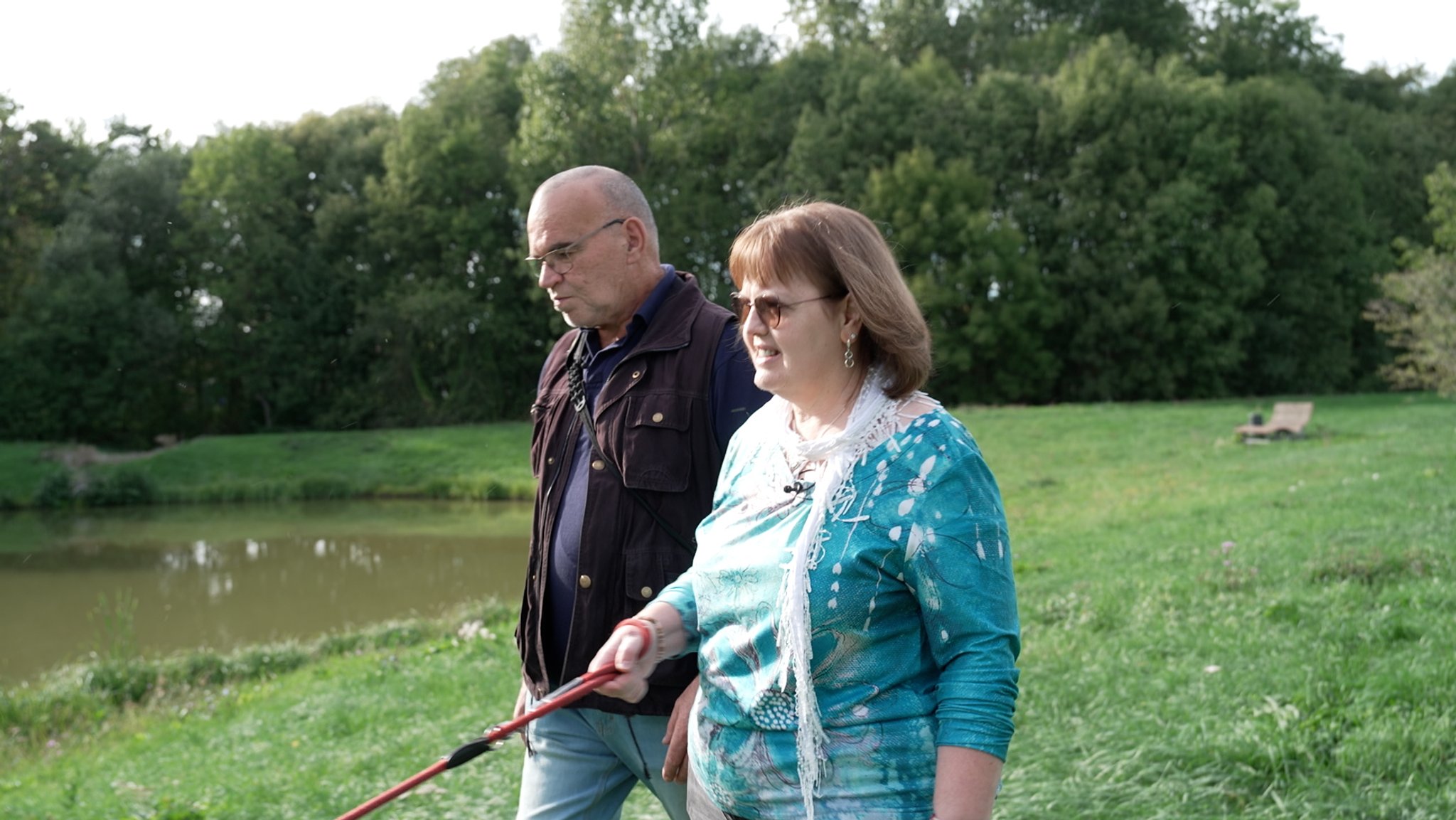Armin Panzer und seine Frau Uli unterwegs bei Wiesentheid mit ihrem Hund. | Bild: BR / Christian Schuster Armin Panzer und seine Frau Uli unterwegs bei Wiesentheid mit ihrem Hund.