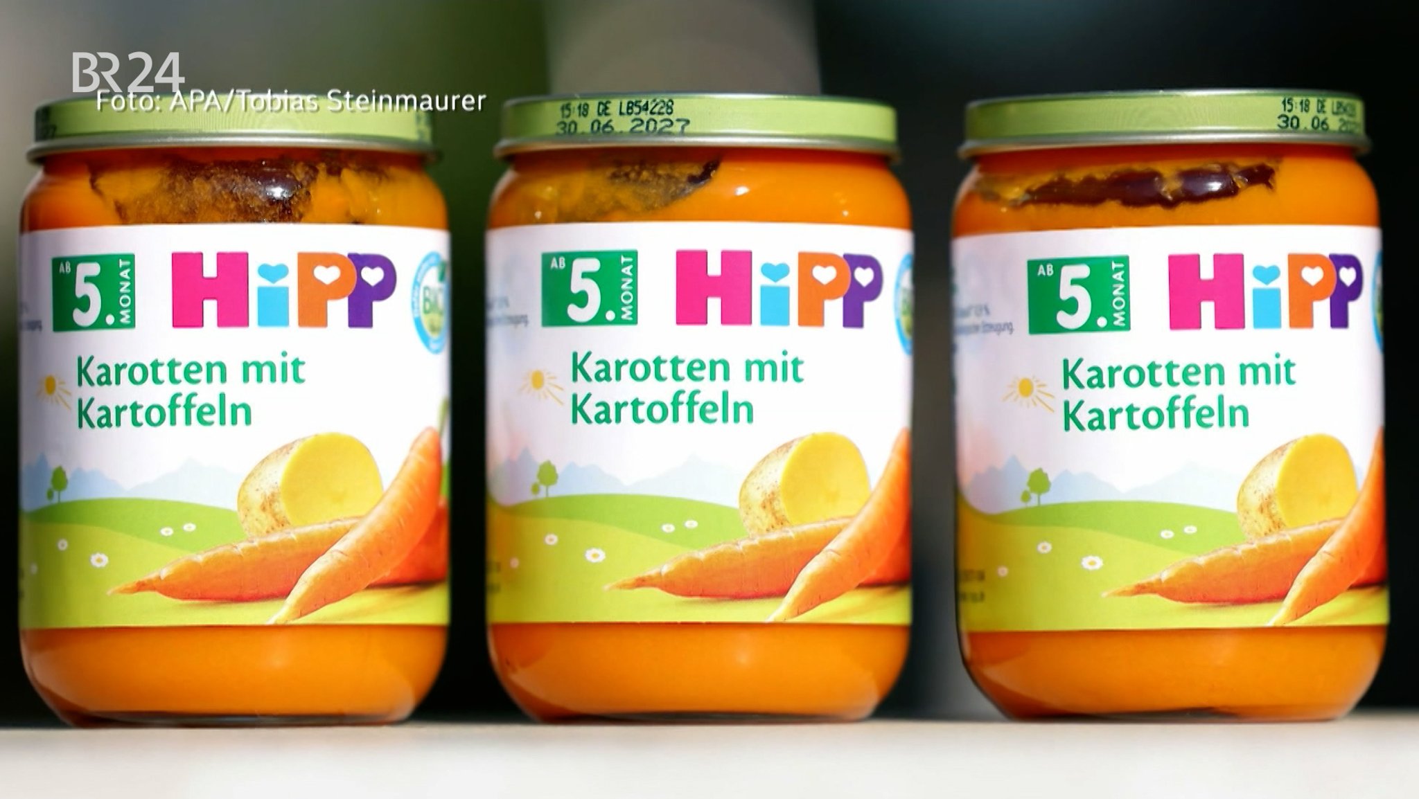 (Symbolbild) Hipp-Babykostgläschen stehen auf einem Tisch. Hipp hat vor ein paar Tagen sein gesamtes Babykostgläschen-Sortiment bei Spar Österreich zurückgerufen.