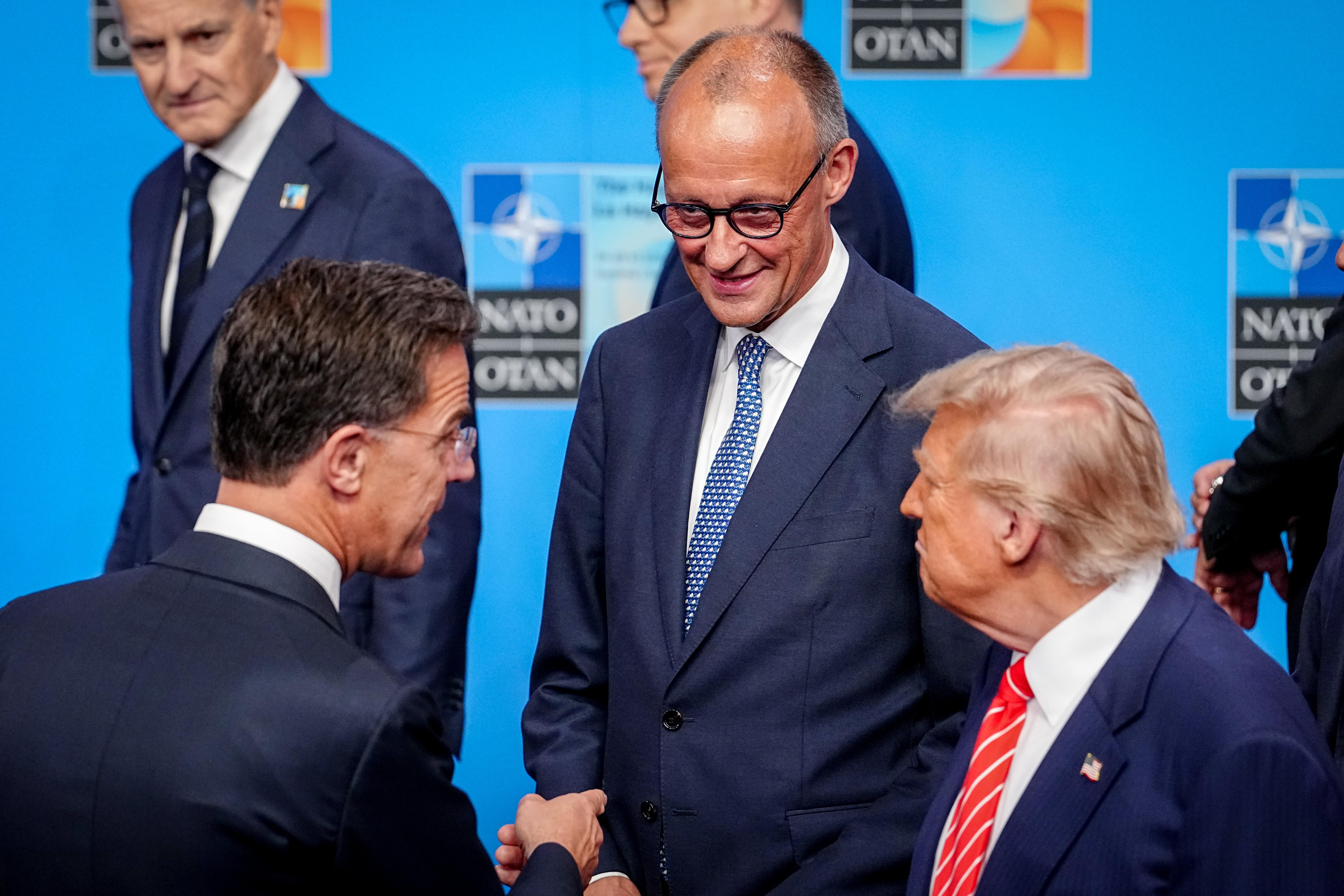 Mark Rutte (l-r), Generalsekretär der Nato, Bundeskanzler Friedrich Merz (CDU) und US-Präsident Donald Trump stehen beim Nato-Gipfel für das Familienfoto zusammen. Die 32 Staats- und Regierungschefs der Nato-Staaten treffen sich hier zu einem zweitägigen Gipfel.