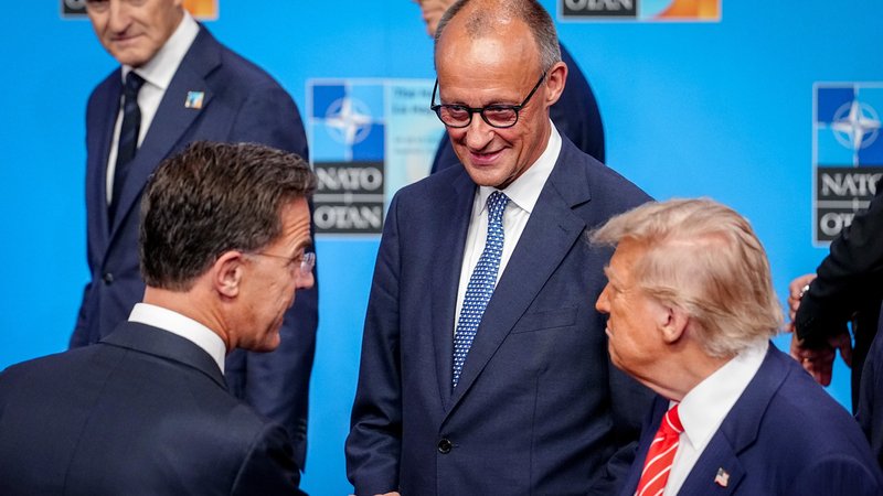 Mark Rutte (l-r), Generalsekretär der Nato, Bundeskanzler Friedrich Merz (CDU) und US-Präsident Donald Trump stehen beim Nato-Gipfel für das Familienfoto zusammen. Die 32 Staats- und Regierungschefs der Nato-Staaten treffen sich hier zu einem zweitägigen Gipfel. | Bild: dpa-Bildfunk/Kay Nietfeld Mark Rutte (l-r), Generalsekretär der Nato, Bundeskanzler Friedrich Merz (CDU) und US-Präsident Donald Trump stehen beim Nato-Gipfel für das Familienfoto zusammen. Die 32 Staats- und Regierungschefs der Nato-Staaten treffen sich hier zu einem zweitägigen Gipfel.